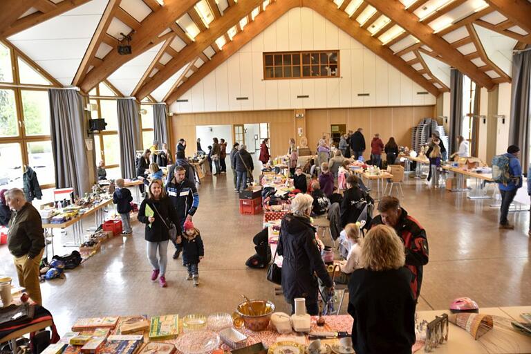 Im großen Saal der Stadthalle konnten Besucherinnen und Besucher so manches Schnäppchen finden - und trocken bleiben. Im großen Saal der Stadthalle konnten Besucherinnen und Besucher so manches Schnäppchen finden - und trocken bleiben.
