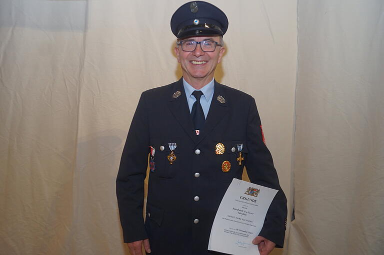 An der linken Jackentasche von Bernhard Keller, in Richtung Knopfleiste, prangt das Goldene Ehrenkreuz mit Lorbeerkranz für 50 Jahre aktiven Feuerwehrdienst. An der linken Jackentasche von Bernhard Keller, in Richtung Knopfleiste, prangt das Goldene Ehrenkreuz mit Lorbeerkranz für 50 Jahre aktiven Feuerwehrdienst.