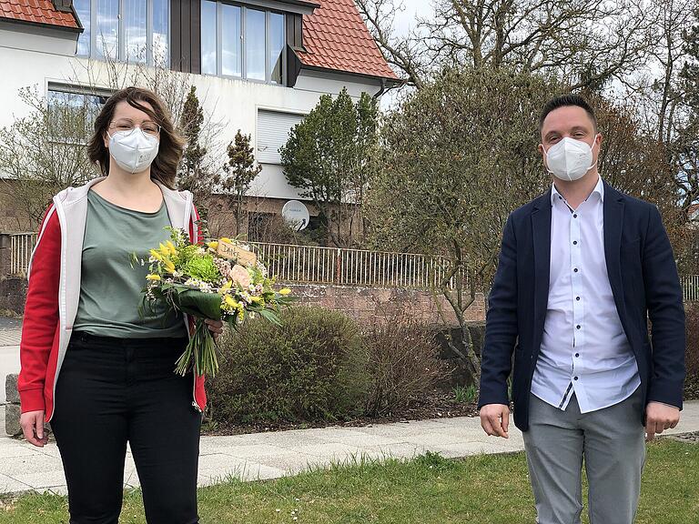 Simone Hippeli übergab nach vier Jahren die Leitung des JRK Rhön-Grabfeld an André Henrich. Für sie gab es als Dankeschön einen Blumenstrauß. Simone Hippeli übergab nach vier Jahren die Leitung des JRK Rhön-Grabfeld an André Henrich. Für sie gab es als Dankeschön einen Blumenstrauß.