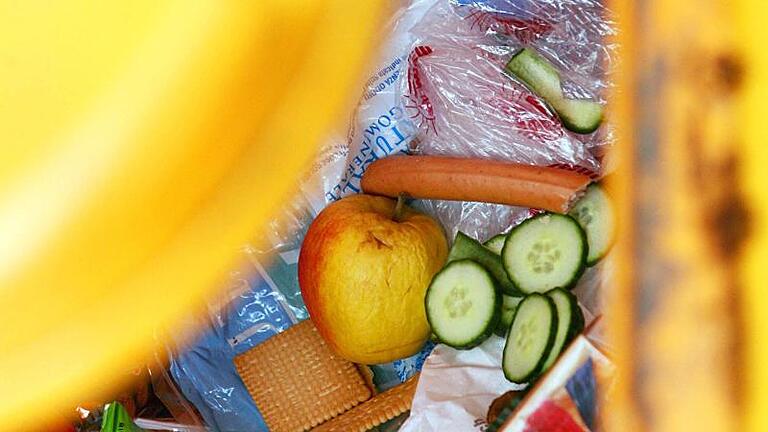 Laut einer 2012 vorgestellten Studie landen von Verbrauchern, Handel, Industrie und Gastronomie pro Jahr elf Millionen Tonnen Nahrung im Müll. Davon stammen 6,7 Millionen Tonnen aus privaten Haushalten. Foto: Frank May       -  Deutsche Haushalte produzieren noch immer sehr viel Abfall.
