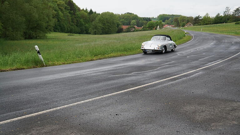 Eine Kostbarkeit: Ein Porsche Cabrio aus dem Jahr 1954, hier im östlichen Landkreis Haßberge unterwegs.