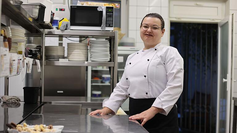 Freut sich über die Chance, in Schweinfurt ein neues Leben aufbauen zu können: Anastasiia Hryhorieva arbeitet seit vergangenem Jahr als Köchin im Restaurant 'Soul &amp; Bowl' in der Brückenstraße.