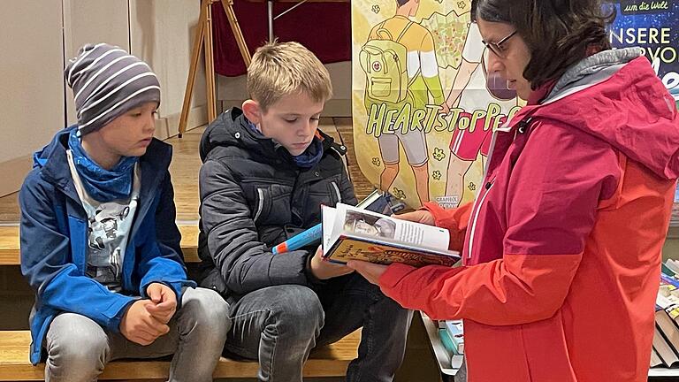 Junge Leseratten waren begeistert vom Angebot auf der Ramsthaler Buchmesse.       -  Junge Leseratten waren begeistert vom Angebot auf der Ramsthaler Buchmesse.