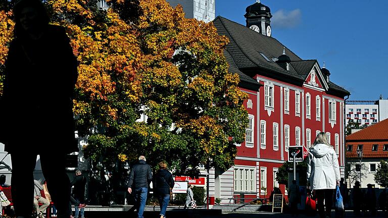 Klare Entscheidung gegen eine Städtepartnerschaft mit einer ukrainischen Stadt: Blick auf das historische Rathaus von Würzburgs thüringischer Partnerstadt Suhl.&nbsp;