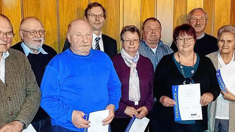 Treue Mitglieder hat der VdK-Ortsverband Rüdenhausen-Wiesenbronn in seinen Reihen, die vom Vorsitzenden Harald Michel und dem Kreisgeschäftsführer Klaus-Peter Mai geehrt wurden. Im Bild von links: Johann Michel, Harald Wilhelm, Udo Eder, Klaus-Peter Mai, Gertrud Berdami, Helmut Ackermann, Elfriede Sinn, Gerhard Müller und Ursula Stolpe. Treue Mitglieder hat der VdK-Ortsverband Rüdenhausen-Wiesenbronn in seinen Reihen, die vom Vorsitzenden Harald Michel und dem Kreisgeschäftsführer Klaus-Peter Mai geehrt wurden. Im Bild von links: Johann Michel, Harald Wilhelm, Udo Eder, Klaus-Peter Mai, Gertrud Berdami, Helmut Ackermann, Elfriede Sinn, Gerhard Müller und Ursula Stolpe.