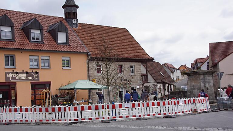 Zwei Wochen lang war der Dorfplatz vor den beiden Läden eine Baustelle.