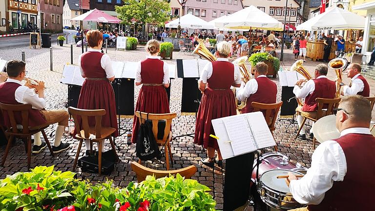 Die Rhöner Musikkapelle Oberweißenbrunn spielte am Bischofsheimer Marktplatz im Rahmen der Kampage '#stattstadtfest' zünftig auf.