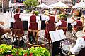 Die Rhöner Musikkapelle Oberweißenbrunn spielte am Bischofsheimer Marktplatz im Rahmen der Kampage '#stattstadtfest' zünftig auf.