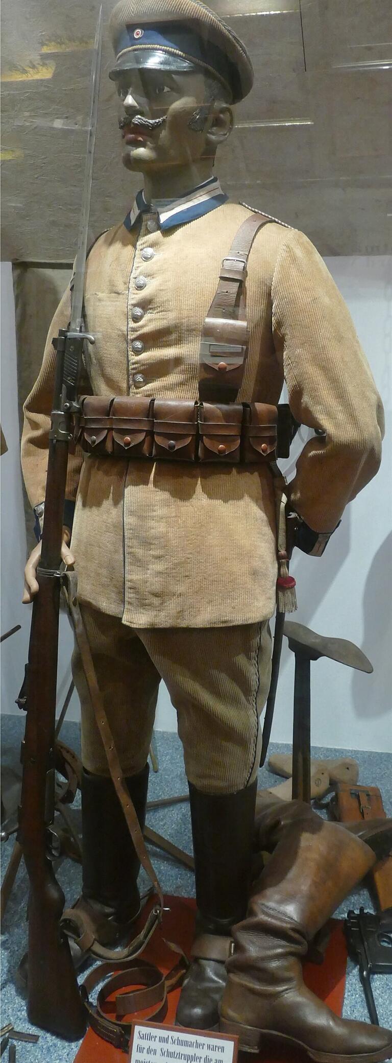 Ein Ausstellungsdetail: ein deutscher Schutztruppensoldat.