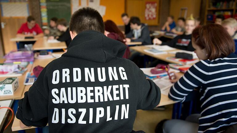 Weil in Klassenzimmern und auf dem Pausenhof nicht immer das praktiziert wird, was auf dieser Jacke (im Bild) steht: Jugendsozialarbeit an Schulen wird immer öfter nachgefragt.