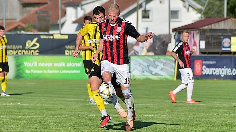 Steffen Behr (vorne) überzeugte beim 2:1-Sieg des TSV Aubstadt im Pokal-Achtelfinale gegen die DJK Vilzing im defensiven Mittelfeld. Beim Liga-Spitzenspiel am Freitag an gleicher Stelle könnte er wieder auf seiner angestammten Position in der Innenverteidigung zum Einsatz kommen.