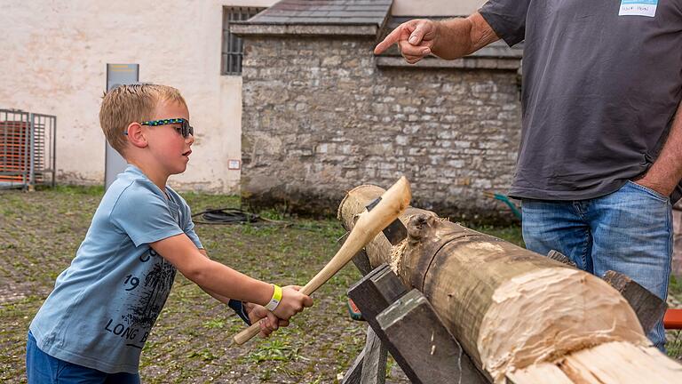 Schon beim Museumsfest im September konnten sich die kleinen Steinzeitforscher&nbsp; mit Steinbeilen an Holzstämmen versuchen.&nbsp;