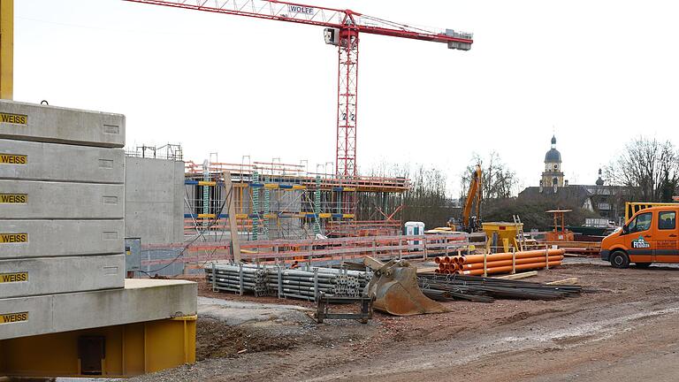 Auf der Baustelle des Staatsarchivs in Kitzingen sind die Fortschritte unverkennbar. Für Ende 2025 ist der Einzug geplant.