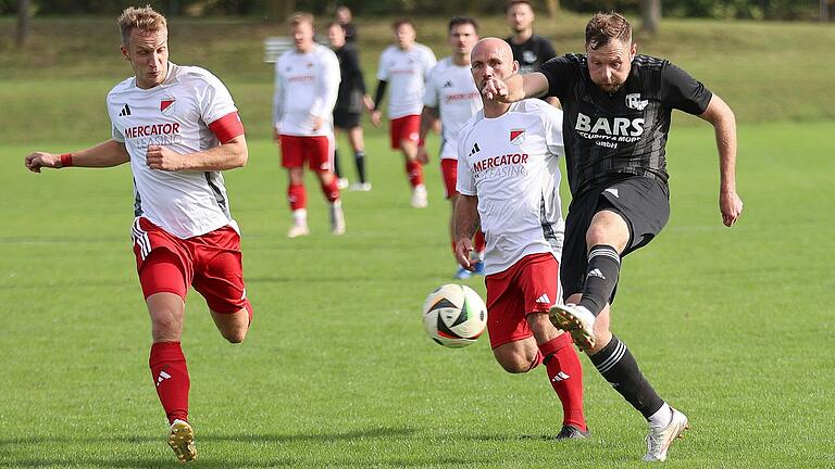 Tim Wagner (rechts) erzielte in der Nachspielzeit das 5:3 für die (SG) Knetzgau/Oberschwappach. In dieser Szene können Christoph Back (links) und Waldemar Knaus vom TSV Aidhausen dessen Schuss nicht verhindern.