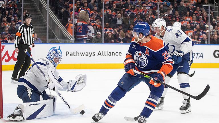 Edmonton Oilers - Tampa Bay Lightning       -  Leon Draisaitl erzwang ein Eigentor und führte die Oilers zum Sieg gegen Tampa Bay.