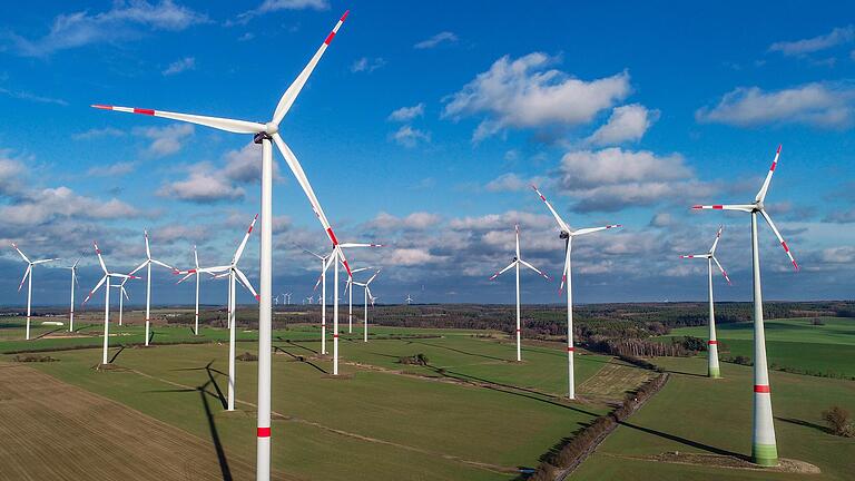 Das Milliardenprojekt SuedLink verzögert sich: Vermutlich erst 2026 soll Windstrom (Symbolbild) über die umstrittene Trasse fließen – ein Jahr später als zuletzt geplant.&nbsp;