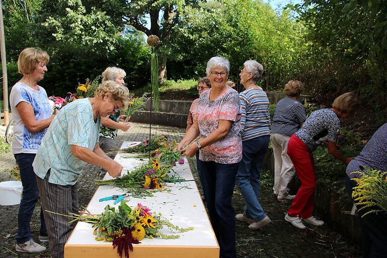 Viele Hände schaffen ein schnelles Ende - das gemeinsame Binden der Würzbüschel macht den Frauenbund-Damen sichtlich Freude