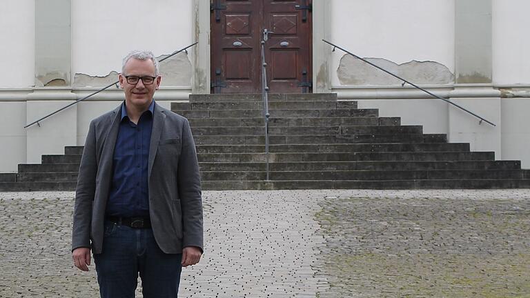 Herbert Fröhlich, der Bürgermeister von Frankenwinheim und Brünnstadt, steht auf dem Kirchplatz in Frankenwinheim: für ihn ein Ort der Begegnung und der eigentliche Mittelpunkt der Gemeinde. Herbert Fröhlich, der Bürgermeister von Frankenwinheim und Brünnstadt, steht auf dem Kirchplatz in Frankenwinheim: für ihn ein Ort der Begegnung und der eigentliche Mittelpunkt der Gemeinde.