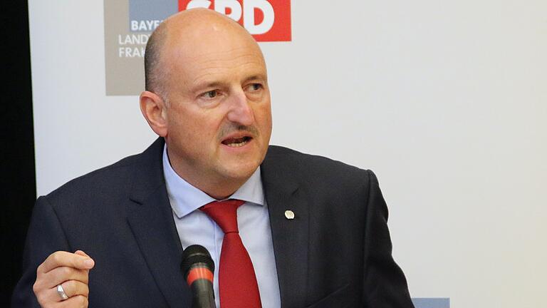 Der SPD-Bundestagsabgeordnete Bernd Rützel aus Gemünden führt seit zwölf Jahren einen Stammtisch für Betriebsräte - und will damit schon konkrete Hilfe für Arbeitnehmer geleistet haben.