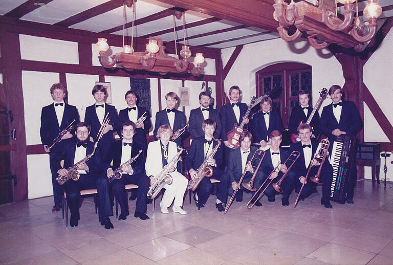 16 Musiker zählte die Big-Band-Formation 1984, als das offizielle Foto im Historischen Rathaus entstand. Sie spielten Trompete, Saxofon, Posaune, Klarinette, Klavier, Schlagzeug, Gitarre, Baß-Gitarre, Keyboard und Orgel: (hinten, von links) Michael Schönmeier, Manfred Dürr, Wolfgang Schmitt, Oliver Lederer, Bandchef Norbert Kraus, Klaus Forster, Rainer Lommel, Michael Ullrich, Ralf Oppmann, (vorn) Rainer Schirling, Stefan Brändler, Ingrid Wunderlich, Mark Trice, Roland Pfister, Wolfgang Dürr und Klaus Wunderlich.