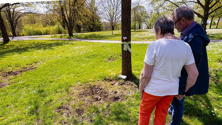 Auf dem Deutschfeldfriedhof in Schweinfurt sorgen Wildschweine immer wieder für Schäden. Für betroffene Angehörige wie Ruth Treu und ihren Mann Klaus Müller eine belastende Situation.