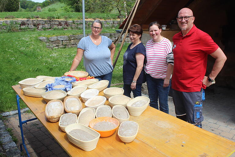 Hobby und Treffpunkt: Gemeinsames Brotbacken ist in Prüßberg angesagt, nicht nur bei (von links): Christine Kuhn, Angelika Dorsch, Magdalena Vogt und Roland Kuhn.