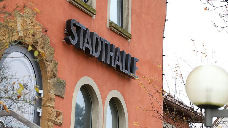 Verwunderung herrscht im Stadtrat und in den Sozialen Medien darüber, dass die Stadthalle Gerolzhofen als Notunterkunft geeignet erscheint, während sie für Veranstaltungen gesperrt ist. Seit September 2017 besteht eine Nutzungsuntersagung für Events jeglicher Art im großen Saal.