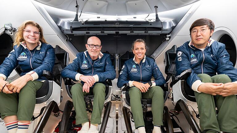 SpaceX Dragon Crew trainiert für Flug ins All       -  Rabea Rogge (l-r), Eric Philips, Jannicke Mikkelsen und Chun Wang wollen mit so eine &bdquo;Dragon&rdquo;-Kapsel ins Weltall fliegen.