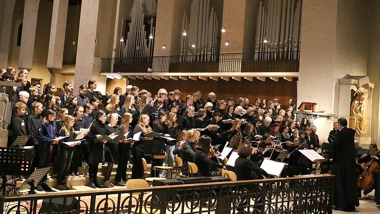 Schüler, Ehemalige und Eltern vereint: In einem großen Chor und Orchester stimmte sich die Schulfamilie des Egbert-Gymnasiums auf das Osterfest ein.