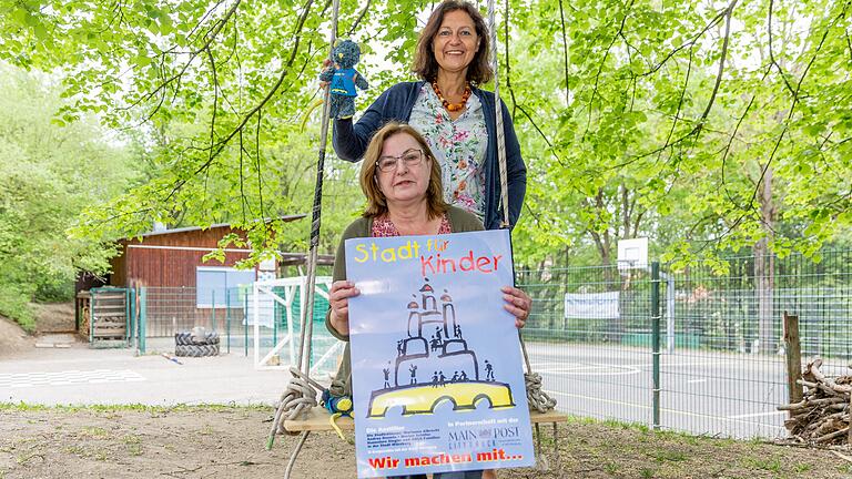 Die ehemalige (Marianne Albrecht, Plakat in der Hand) und jetzige Vereinsvorsitzende (Babara Lehrieder, stehend)  des Vereins 'Stadt für Kinder'.