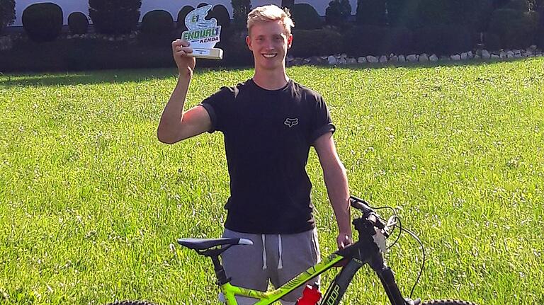 Jonathan Reinhart mit dem Pokal für Platz fünf in der E-1-Serie.