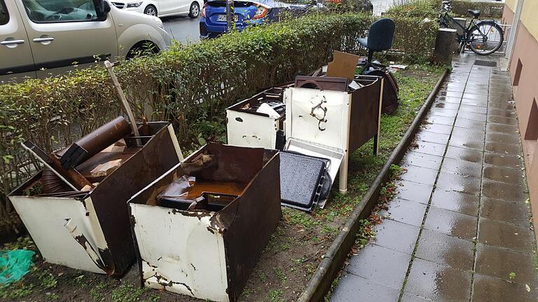 Diese Kohleöfen lagen wochenlang im Treppenhaus des Hauses in der Arndtstraße. Nun wurde der Müll im Vorgarten abgelegt.&nbsp;