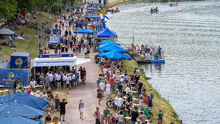 Entlang des Mainkais in Marktheidenfeld konnten sich die Zuschauerinnen und Zuschauer während des Drachenbootrennens beim Sommerfest der Stadt Marktheidenfeld niederlassen.