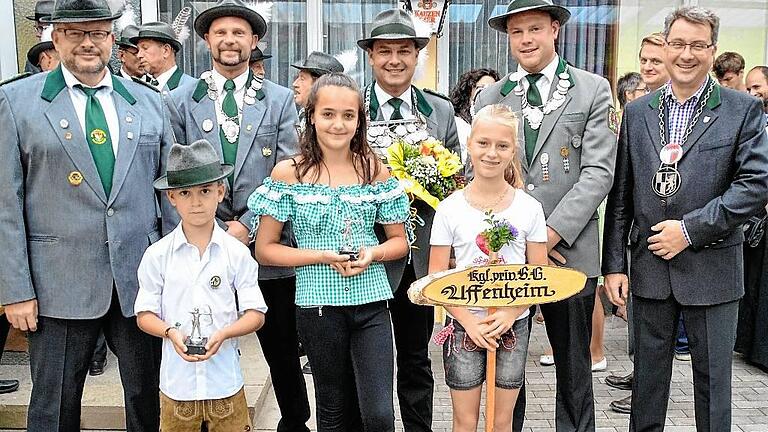 Kirchweihschießen: Schützenmeister Andreas Herbst (links) freute sich mit Ralf Müller (Erster Ritter), Holger Hegwein (Schützenkönig), Martin Stern (Zweiter Ritter), Kimi Hegwein, Talina Paal und Chiara Hegwein sowie Bürgermeister Wolfgang Lampe (rechts) über die Erfolge der Schützen. GERHARD KRÄMER