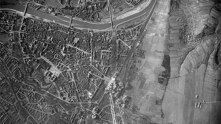 Kampf um Würzburg im April 1945: Zielmarkierung und Bombardierung von Bahnhof und Grombühlbrücke Kampf um Würzburg im April 1945: Zielmarkierung und Bombardierung von Bahnhof und Grombühlbrücke