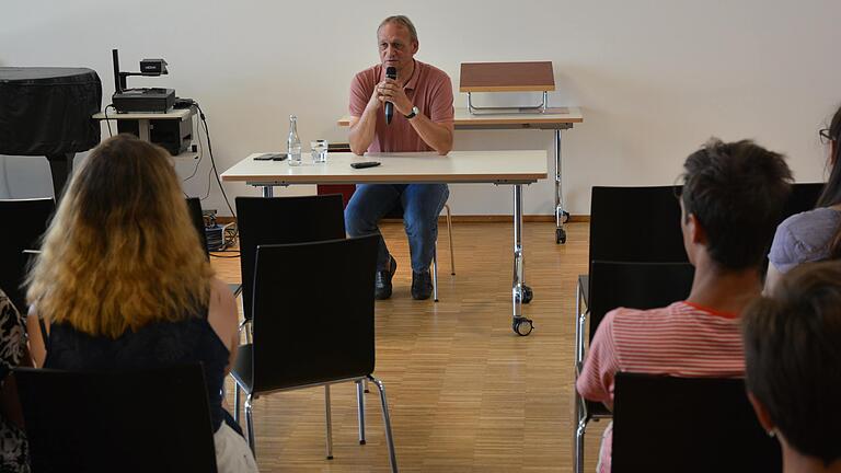 Steter Mahner des Unrechts in der einstigen DDR. Helmut Müller-Enbergs bei seinem Vortrag im Rhön-Gymnasium.