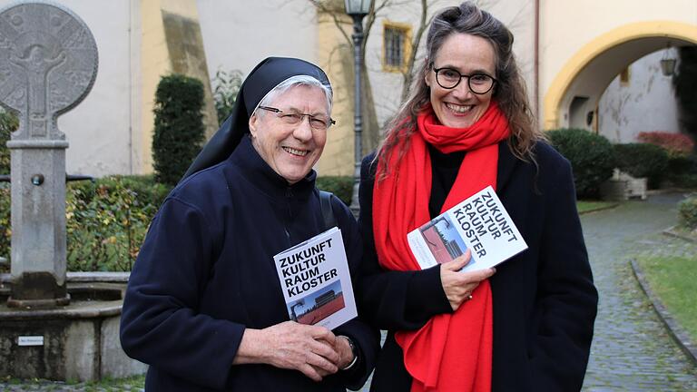 Stellten in Dettelbach ihr Wissensportal zur Klostertransformation vor: Schwester Josefa Thusbaß und Ulrike Rose vom Verein&nbsp;Zukunft Kulturraum Kloster.