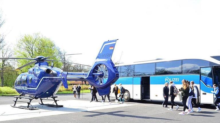 Beim Girls Day im Bundespolizeiaus- und – fortbildungszentrum Oerlenbach beeindruckte die Teilnehmerinnen auch der Polizeihubschrauber der Bundespolizeifliegerstaffel Oberschleißheim.       -  Beim Girls Day im Bundespolizeiaus- und – fortbildungszentrum Oerlenbach beeindruckte die Teilnehmerinnen auch der Polizeihubschrauber der Bundespolizeifliegerstaffel Oberschleißheim.