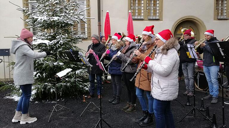 Viel Musik gibt es wieder beim romantischen Adventsmarkt im und am Rentamt Bischofsheim zu hören. Viel Musik gibt es wieder beim romantischen Adventsmarkt im und am Rentamt Bischofsheim zu hören.