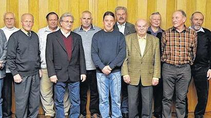 Zielgerichtet: Bei der Weihnachtsfeier der Winterhäuser Schützen gab es viele Ehrungen. Im Bild (von links): Karl-Heinz Herrhammer, Hans König, Hermann Sautner, Klaus Appenzeller, Gerhard Dremel, Walter Schatz, Jürgen Löschel, Heinrich Kümmel, Karl Reinhard, Reinhold Fuchs, Kurt Hoffmann, Georg Braungardt und 1. Schützenmeister Gerhard Müller. Zielgerichtet: Bei der Weihnachtsfeier der Winterhäuser Schützen gab es viele Ehrungen. Im Bild (von links): Karl-Heinz Herrhammer, Hans König, Hermann Sautner, Klaus Appenzeller, Gerhard Dremel, Walter Schatz, Jürgen Löschel, Heinrich Kümmel, Karl Reinhard, Reinhold Fuchs, Kurt Hoffmann, Georg Braungardt und 1. Schützenmeister Gerhard Müller.