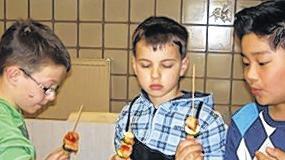 Pfiffikus-Kochaktion: Da sind die Kinder mit Eifer dabei.