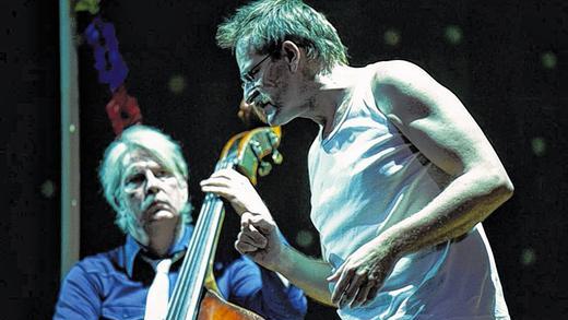 Der Kontrabass: Schauspieler Stephan Schad und Musiker Henning Kiehn. Co-o-Petration
