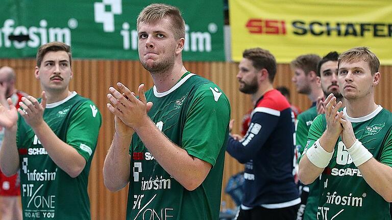 DKB 2. Handball-Bundesliga, DJK Rimpar Wölfe - ASV Hamm-Westfalen - Sichtlich enttäuscht bedanken sich die Rimparer (von links): Lukas Böhm, Michael Schulz, Max Brustmann, Benjamin Herth und Julian Sauer nach der Niederlage gegen Hamm bei ihren Fans. DKB 2. Handball-Bundesliga, DJK Rimpar Wölfe - ASV Hamm-Westfalen - Sichtlich enttäuscht bedanken sich die Rimparer (von links): Lukas Böhm, Michael Schulz, Max Brustmann, Benjamin Herth und Julian Sauer nach der Niederlage gegen Hamm bei ihren Fans.