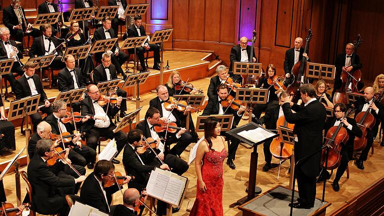 Das Prager Rundfunkorchester mit Christian Schulz und Minji Kim.  Foto: Werner Vogel       -  Das Prager Rundfunkorchester mit Christian Schulz und Minji Kim.  Foto: Werner Vogel