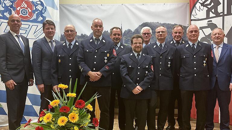 Staatliche Ehrungen beim Feuerwehr-Kommersabend in Oberbach (von links): Bürgermeister Gerd Kleinhenz, Staatssekretär Sandro Kirchner, Hubert Kirchner, Christoph Schrenk, Herbert Wolf, Lothar Leipold, Kuno Bühner, Michael Latus, Kreisbrandrat Benn... - Staatliche Ehrungen beim Feuerwehr-Kommersabend in Oberbach (von links): Bürgermeister Gerd Kleinhenz, Staatssekretär Sandro Kirchner, Hubert Kirchner, Christoph Schrenk, Herbert Wolf, Lothar Leipold, Kuno Bühner, Michael Latus, Kreisbrandrat Benno Metz, Klaus Vogt und Landrat Thomas Bold. Staatliche Ehrungen beim Feuerwehr-Kommersabend in Oberbach (von links): Bürgermeister Gerd Kleinhenz, Staatssekretär Sandro Kirchner, Hubert Kirchner, Christoph Schrenk, Herbert Wolf, Lothar Leipold, Kuno Bühner, Michael Latus, Kreisbrandrat Benn... - Staatliche Ehrungen beim Feuerwehr-Kommersabend in Oberbach (von links): Bürgermeister Gerd Kleinhenz, Staatssekretär Sandro Kirchner, Hubert Kirchner, Christoph Schrenk, Herbert Wolf, Lothar Leipold, Kuno Bühner, Michael Latus, Kreisbrandrat Benno Metz, Klaus Vogt und Landrat Thomas Bold.