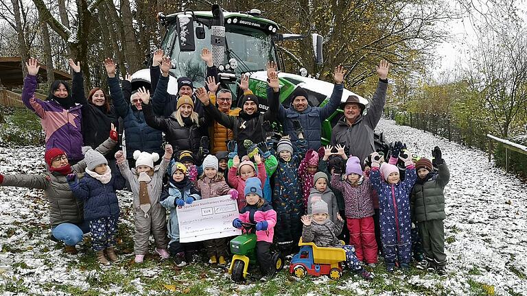 Die Erzieherinnen und Kinder der Kindergärten von Steinfeld und Hausen freuen sich über die Spende des Bauernstammtisches in Höhe von 1700 Euro. Damit kann nun der Fuhrpark der Tretbulldogs erweitert und eine Wasserspielanlage angeschafft werden.