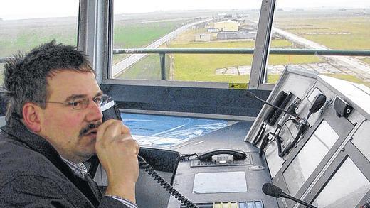 18,5 Meter über der Rollbahn: Flugplatzleiter Karl Herrmann hat den besten Blick über das Gelände und stets alle aktuellen Wetterdaten im Blick. Sogar die Wolkenhöhe kann er am Monitor ablesen. 18,5 Meter über der Rollbahn: Flugplatzleiter Karl Herrmann hat den besten Blick über das Gelände und stets alle aktuellen Wetterdaten im Blick. Sogar die Wolkenhöhe kann er am Monitor ablesen.