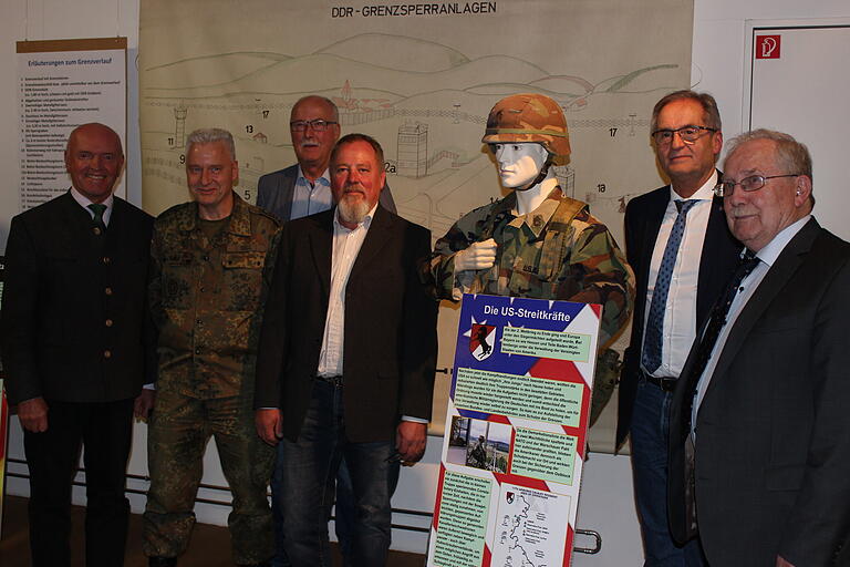 Zum Thema "Kalter Krieg" wussten (von links) Landrat Thomas Habermann, Hauptfeldwebel Sell, Kurator Udo Straub, Falko Schwarzkopf, Mellrichstadts Bürgermeister Eberhard Streit und Oberstleutnant a.D. Gerhard Höhn viel Interessantes zu berichten. Zum Thema "Kalter Krieg" wussten (von links) Landrat Thomas Habermann, Hauptfeldwebel Sell, Kurator Udo Straub, Falko Schwarzkopf, Mellrichstadts Bürgermeister Eberhard Streit und Oberstleutnant a.D. Gerhard Höhn viel Interessantes zu berichten.