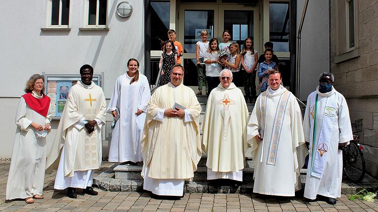 Zum Goldenen Priesterjubiläum gratulierten Pfarrer Ewald Thoma (vorne Fünfter von links) unter anderen (von links) Pastoralreferentin Andrea Friedrich, Kaplan Moise Seck, Pastoralreferentin Theresa Schwarzmann, Christian Montag (Pfarrvikar in Banz und Altenbanz), Albert Müller (leitender Pfarrer im Seelsorgebereich Steigerwald) und Patrice Mor Faye (Pfarrvikar in Oberhaid) sowie die Kommunionkinder von Kirchaich.