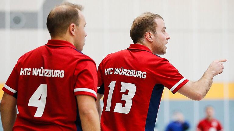 Jonathan Berneth (rechts, mit Julian Bleibaum) vom HTC Würzburg gestikuliert energisch im Heimspiel gegen den Limburger HC. Jonathan Berneth (rechts, mit Julian Bleibaum) vom HTC Würzburg gestikuliert energisch im Heimspiel gegen den Limburger HC.